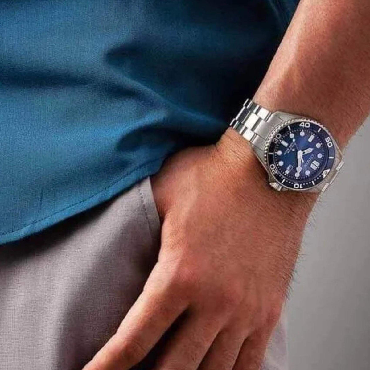 Ανδρικό καταδυτικό ρολόι Citizen Promaster Eco-Drive Divers BN0260-54L φορεμένο στον καρπό με ασημί μπρασελέ από ανοξείδωτο ατσάλι.