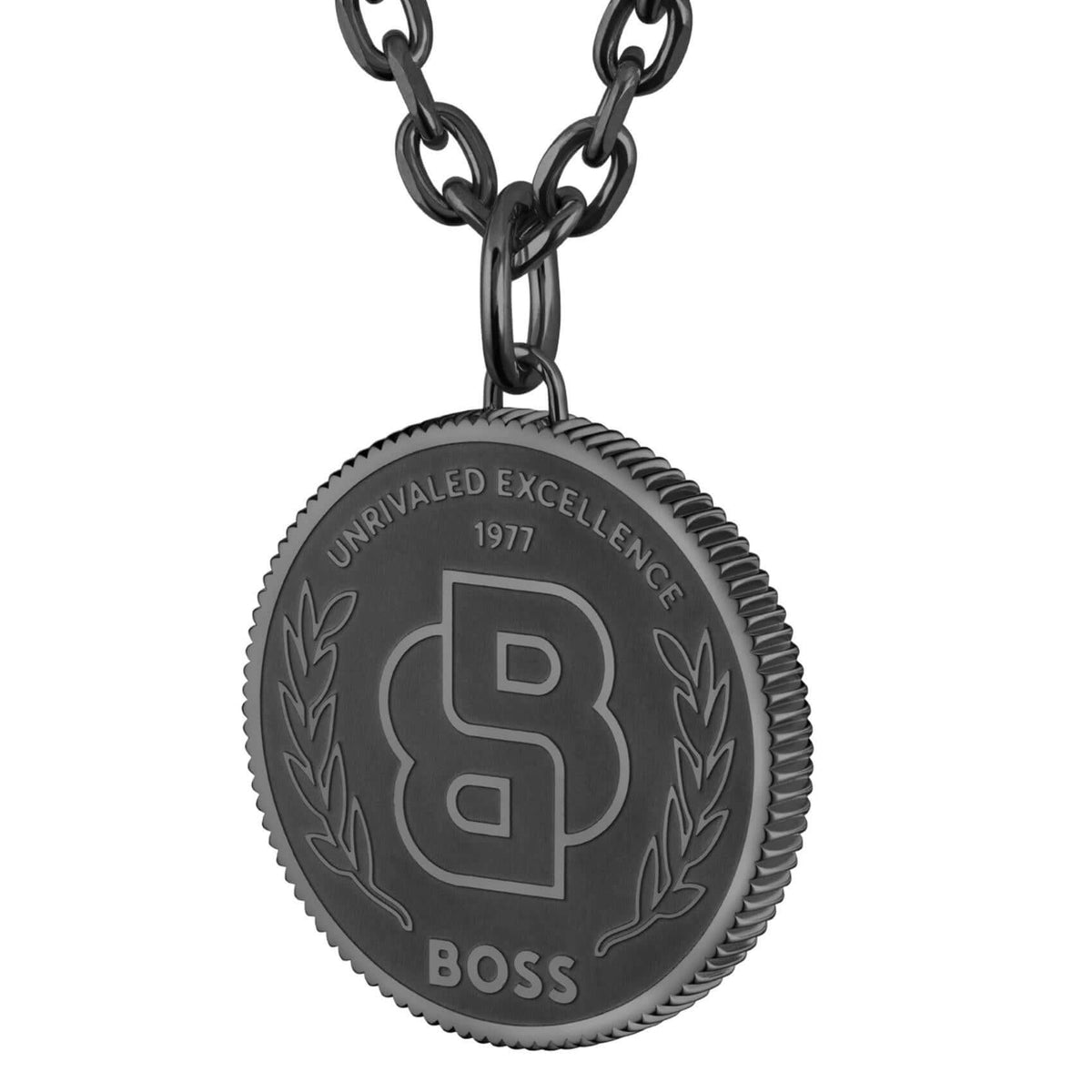 Λεπτομέρεια από το ανδρικό κολιέ Boss 1580762 με στρογγυλό μενταγιόν Double B monogram.