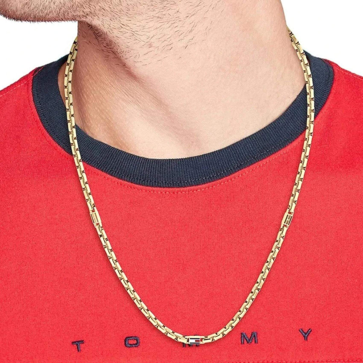 Ανδρικό κολιέ Tommy Hilfiger 2790673 φορεμένο σε χρυσό χρώμα με πλεχτή αλυσίδα 55cm και μοτίφ λογότυπο.