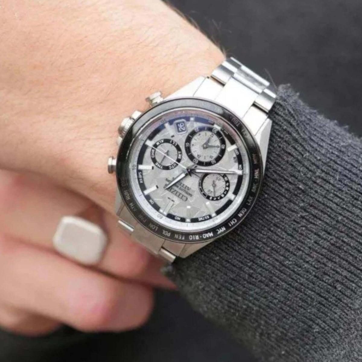 Ανδρικό ρολόι Citizen Attesa CC4076-65A Limited Edition φορεμένο με ασημί μπρασελέ από Super Titanium, ασημί καντράν και οκταγωνική κεραμική στεφάνη.