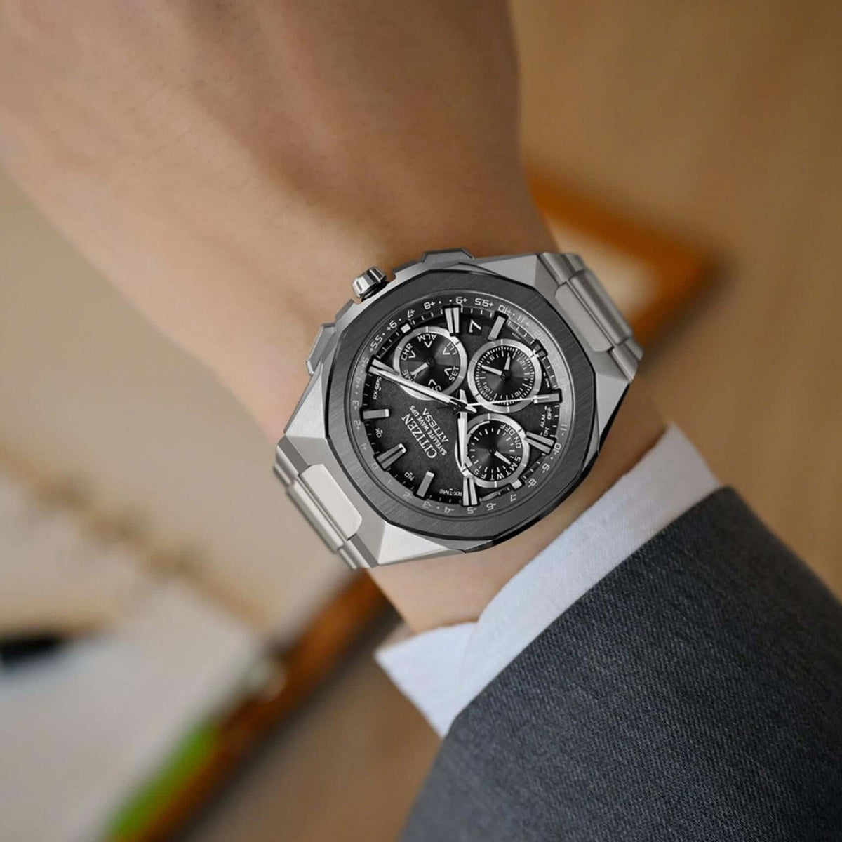 Ανδρικό ρολόι Citizen Attesa CC4104-53E φορεμένο με ασημί μπρασελέ από Super Titanium, μαύρο καντράν και οκταγωνική κεραμική στεφάνη.
