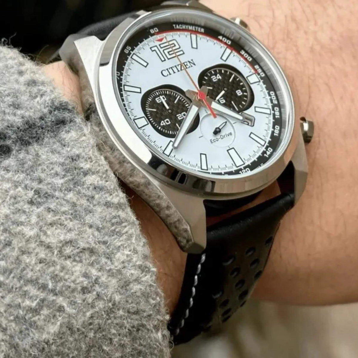 Ανδρικό ρολόι Citizen Eco-Drive CA4640-09A φορεμένο στον καρπό με μαύρο δερμάτινο λουράκι.
