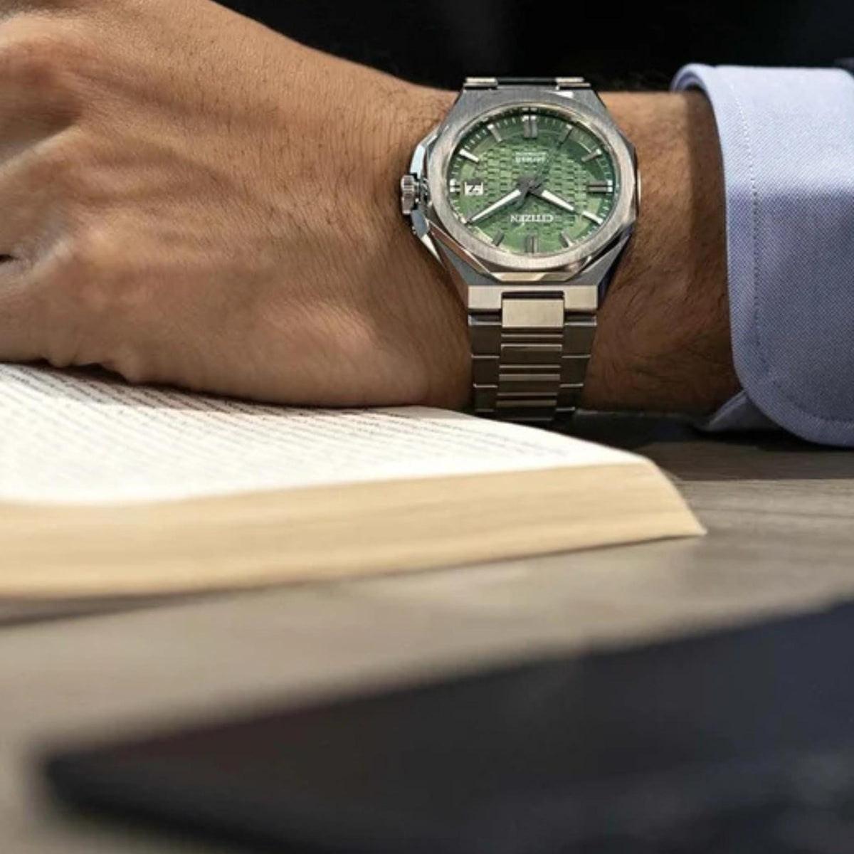 Ανδρικό ρολόι Citizen Series 8 NB6080-51W με ασημί μπρασελέ και πράσινο καντράν φορεμένο στον καρπό