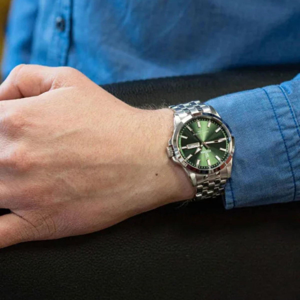 Ανδρικό ρολόι Festina Classics F20357/5 με ασημί μπρασελέ και πράσινο καντράν φορεμένο στον καρπό