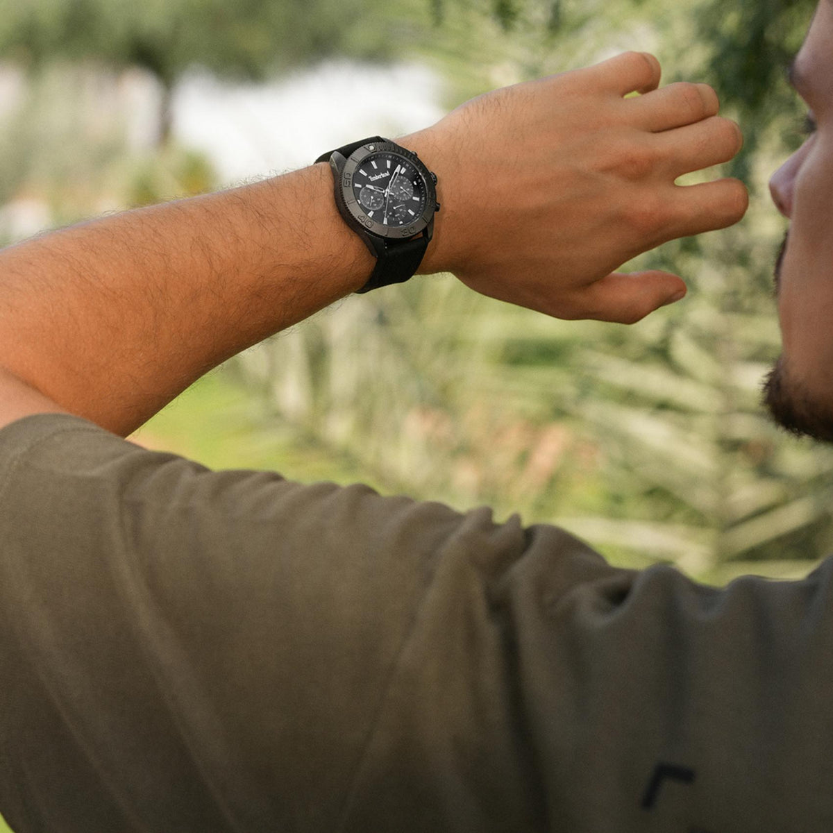 Ανδρικό ρολόι Timberland Carrigan TDWGQ00942X0 φορεμένο στον καρπό με μαύρο λουράκι σιλικόνης