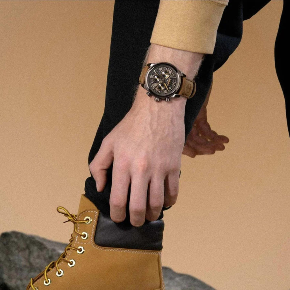 Ανδρικό ρολόι Timberland Henniker II TDWGF0028706M με καφέ δερμάτινο λουράκι και καφέ καντράν φορεμένο στον καρπό