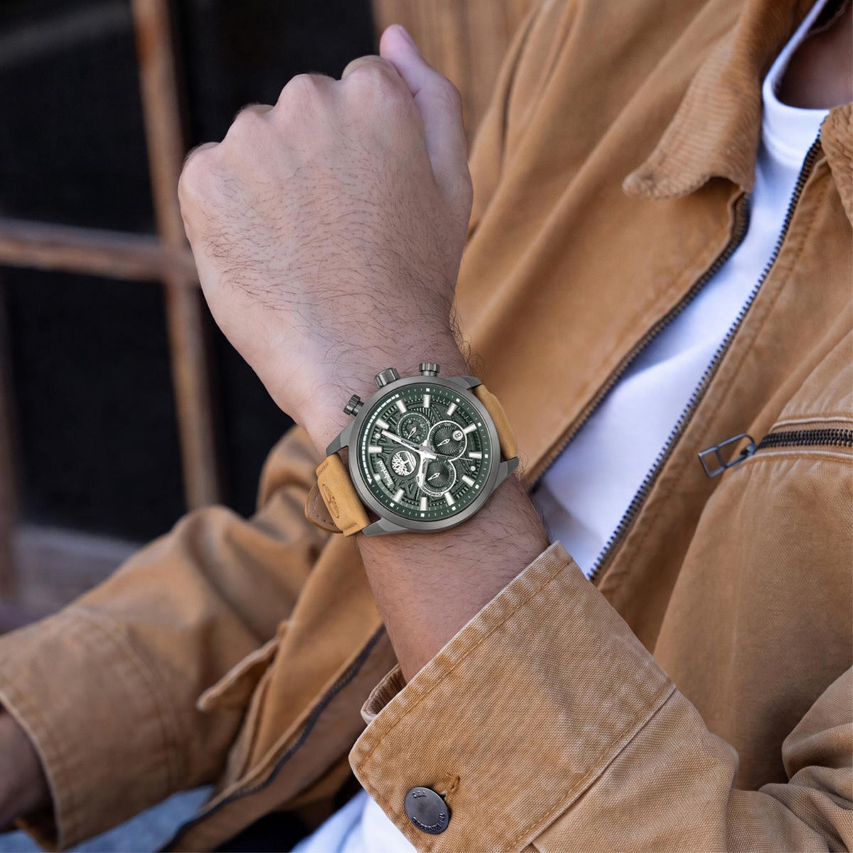 Ανδρικό ρολόι Timberland Henniker II TDWGQ00949X2 με ταμπά δερμάτινο λουράκι και πράσινο καντράν φορεμένο στον καρπό