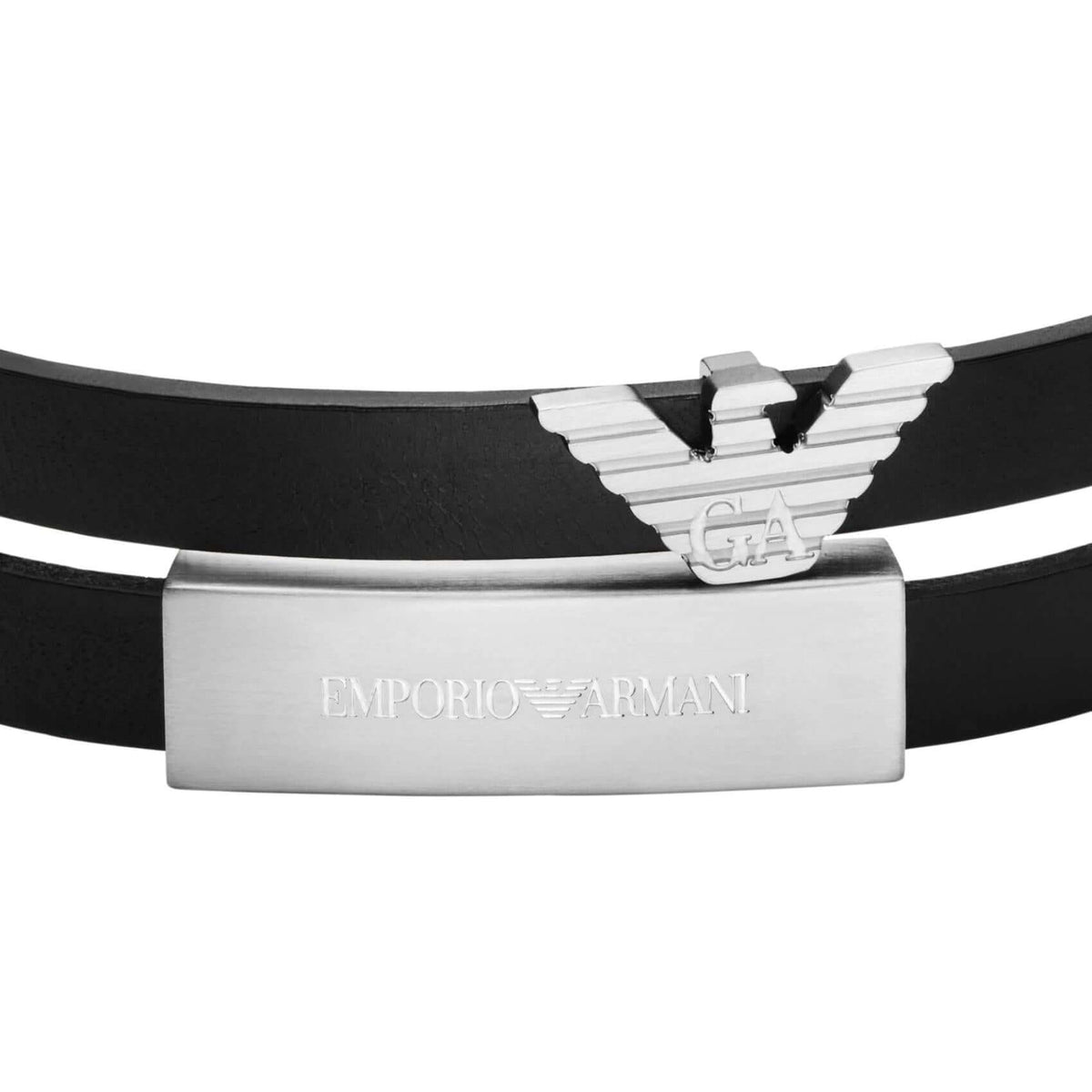 Λεπτομέρεια από το ανδρικό βραχιόλι Emporio Armani Eagle Logo EGS3311040 με μαύρο δέρμα, στοιχείο ταυτότητας και λογότυπο σε ασημί χρώμα.
