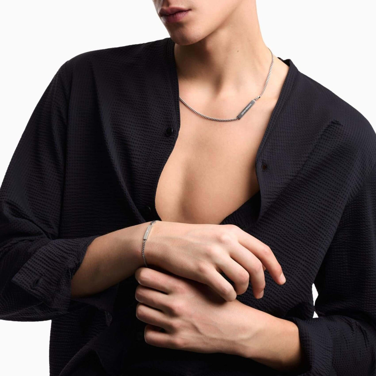 Ανδρικό βραχιόλι Emporio Armani EGS3310040 φορεμένο στον καρπό, ταυτότητα από ανοξείδωτο ατσάλι σε ασημί χρώμα.