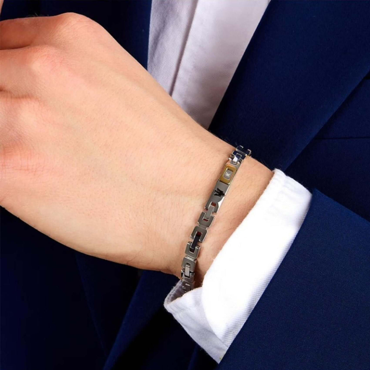 Ανδρικό βραχιόλι Maserati Diamonds JM125ATY24 από ανοξείδωτο ατσάλι και κεραμικό, ασημί-μαύρο με διαμαντάκια και μαύρη τρίαινα-φορεμένο.