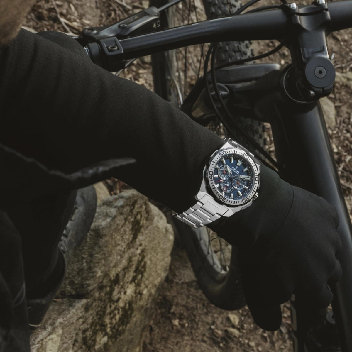 Καταδυτικό ανδρικό ρολόι Festina Chrono Bike F20724/2 με ασημί μπρασελέ και μπλε καντράν φορεμένο στον καρπό