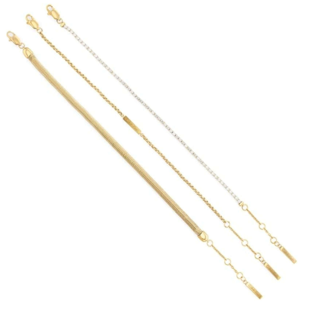 Τα τρία βραχιόλια του γυναικείου set Calvin Klein 35000797 σε χρυσό χρώμα, τοποθετημένα μαζί.