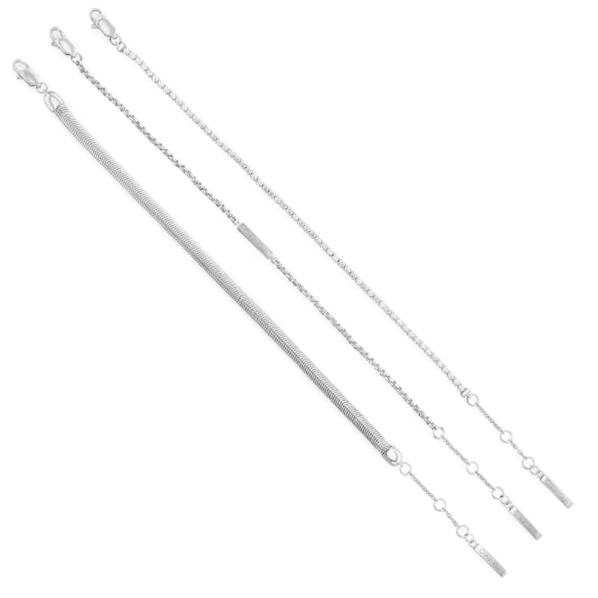 Τα τρία βραχιόλια του γυναικείου set Calvin Klein 35000796 σε ασημί χρώμα, τοποθετημένα μαζί.