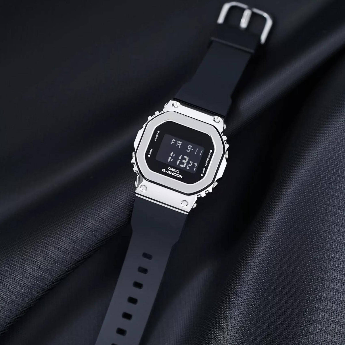 Ρολόι Casio 5600 Series GM-5600-1 με μαύρο καουτσούκ λουράκι και μαύρο καντράν 49.6×43.2mm σε τετράγωνο σχημα. 