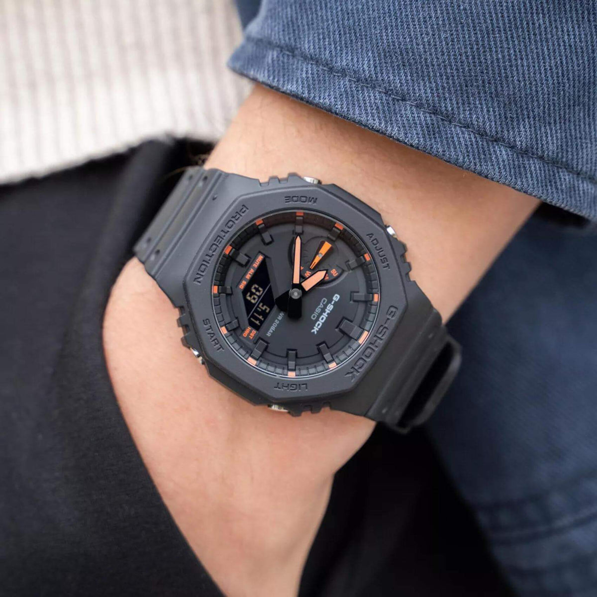 Ρολόι χρονογράφος Casio G-Shock GA-2100-1A4ER με μαύρο καουτσούκ λουράκι, μαύρο καντράν μεγέθους 45.4mm anadigi κατάλληλο για καταδύσεις.