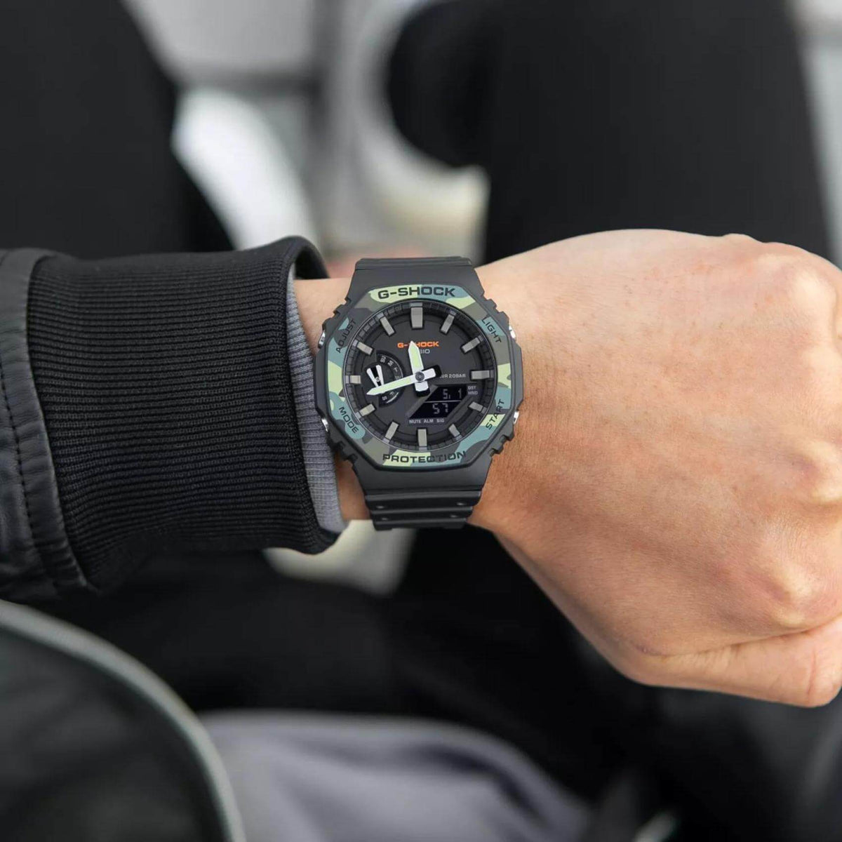 Ρολόι χρονογράφος Casio G-Shock GA-2100SU-1AER με μαύρο καουτσούκ λουράκι, μαύρο καντράν με camouflage μεγέθους 45.4mm anadigi κατάλληλο για καταδύσεις.