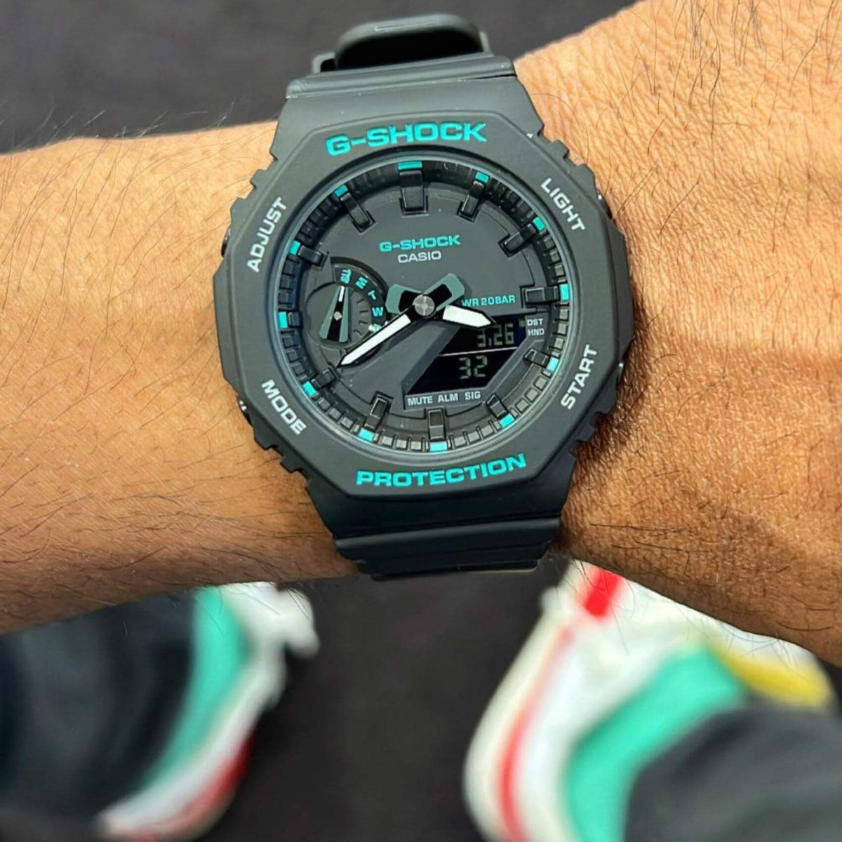 Ρολόι Casio G-Shock GMA-S2100GA-1AER με μαύρο καουτσούκ λουράκι.