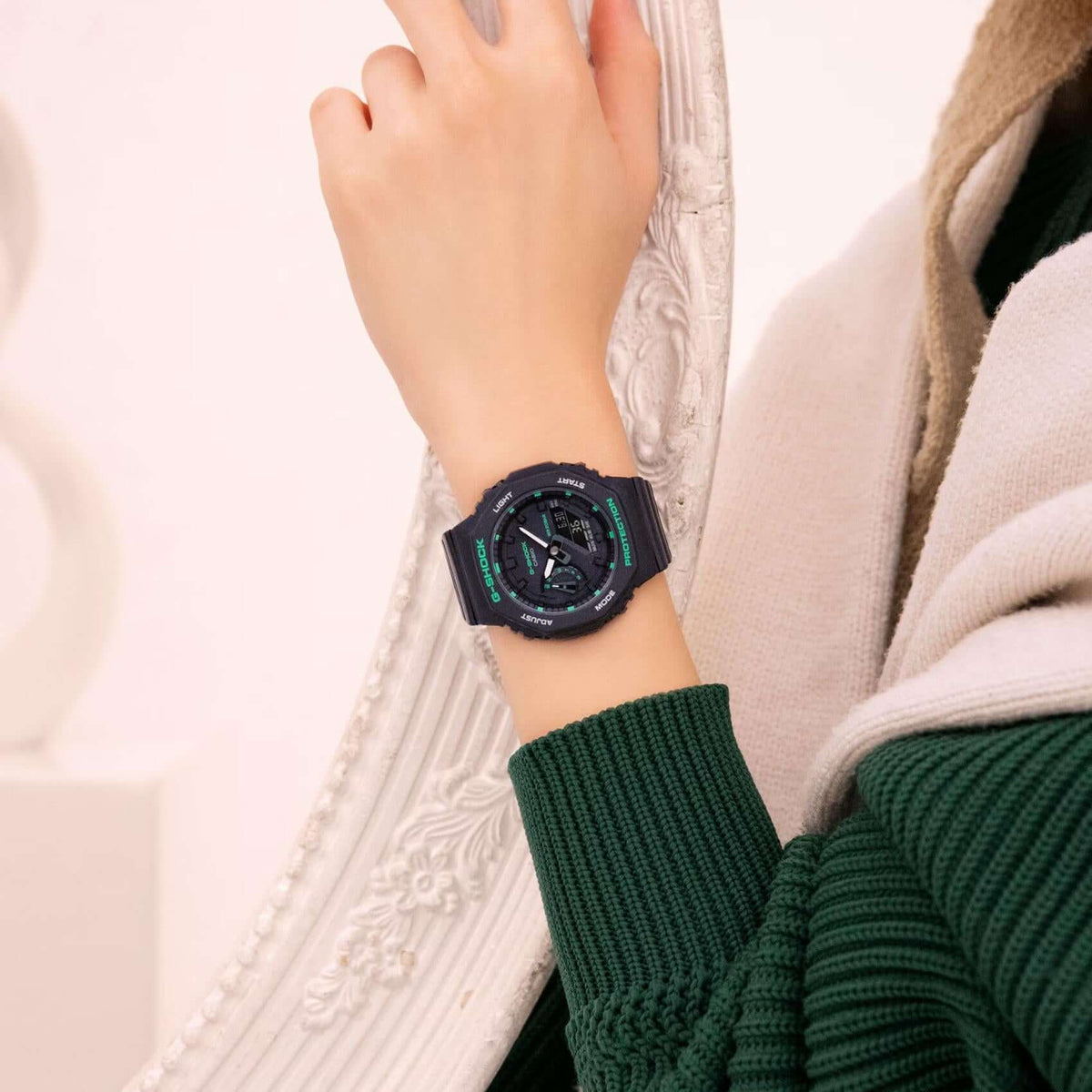 Ρολόι Casio G-Shock GMA-S2100GA-1AER με μαύρο καουτσούκ λουράκι.
