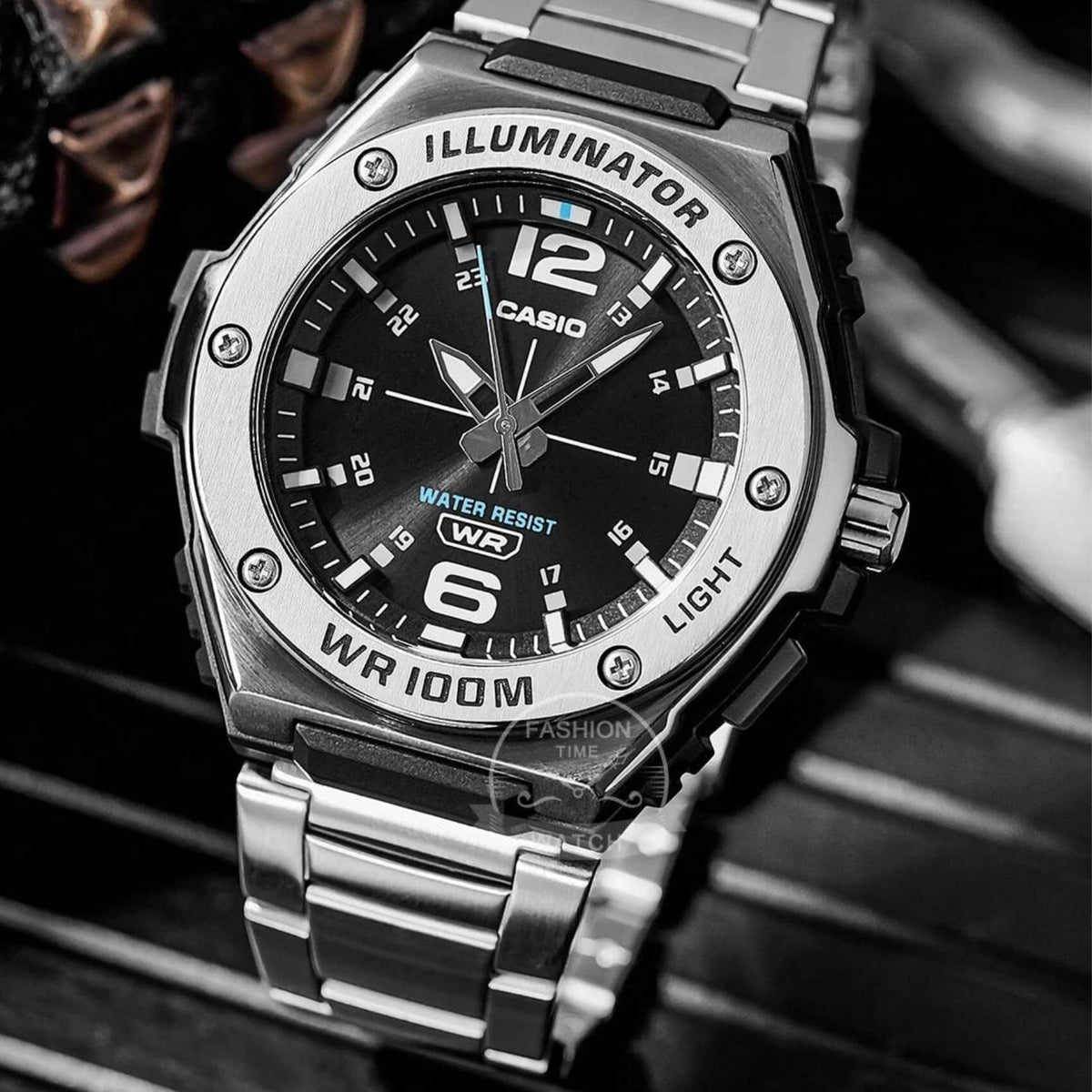 Ρολόι Casio Illuminator WS-1400H-1AVEF με ασημί μεταλλικό μπρασελέ και μαύρο καντράν με αναλογική ένδειξη, αδιάβροχο στα 10ATM-100M.