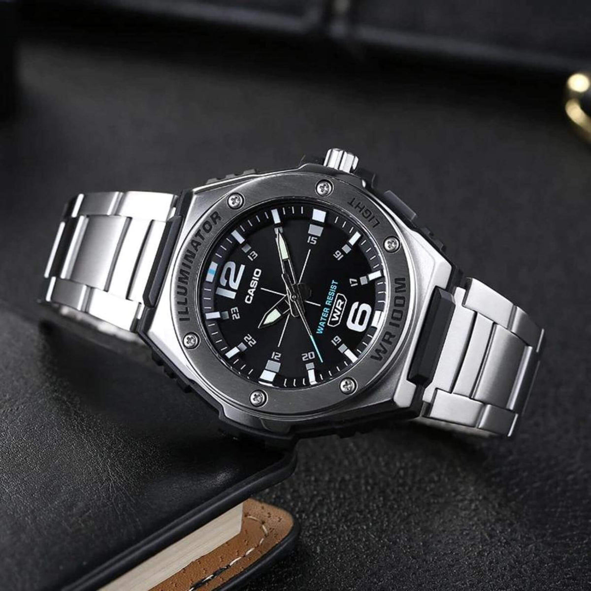 Ρολόι Casio Illuminator WS-1400H-1AVEF με ασημί μεταλλικό μπρασελέ και μαύρο καντράν με αναλογική ένδειξη, αδιάβροχο στα 10ATM-100M.