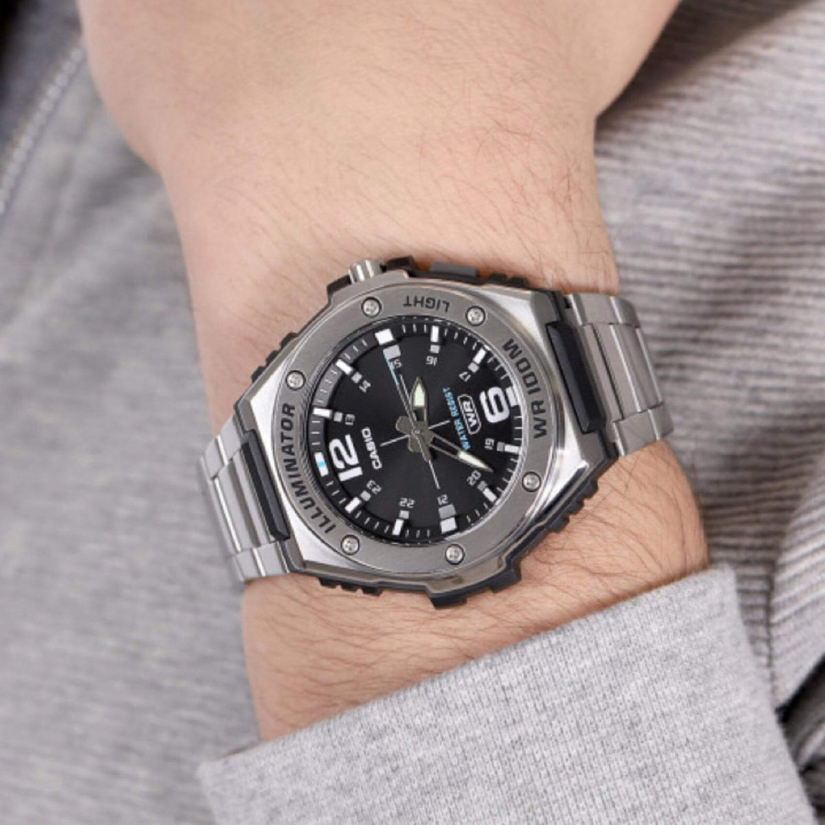 Ρολόι Casio Illuminator WS-1400H-1AVEF με ασημί μεταλλικό μπρασελέ και μαύρο καντράν με αναλογική ένδειξη, αδιάβροχο στα 10ATM-100M.