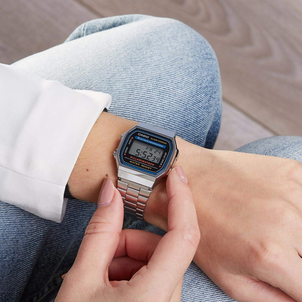 Ρολόι Casio Vintage A168WA-1 με ασημί μπρασελέ.