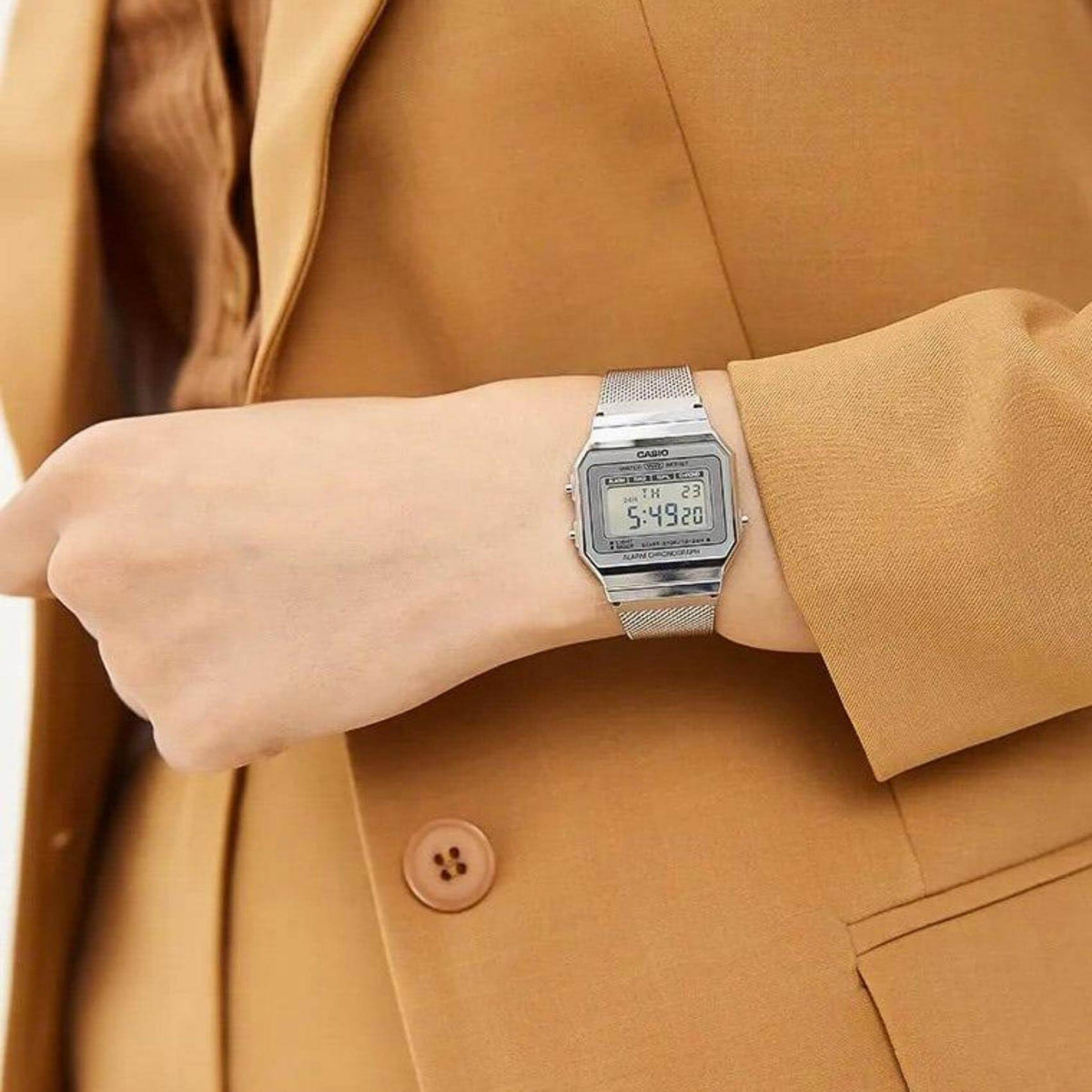 Ρολόι Casio Vintage A-700WEM-7AEF που συνδυάζει ασημί μπρασελέ από ανοξείδωτο ατσάλι και ασημί καντράν με πλαίσιο σε τετράγωνο σχήμα και ψηφιακή ένδειξη. 