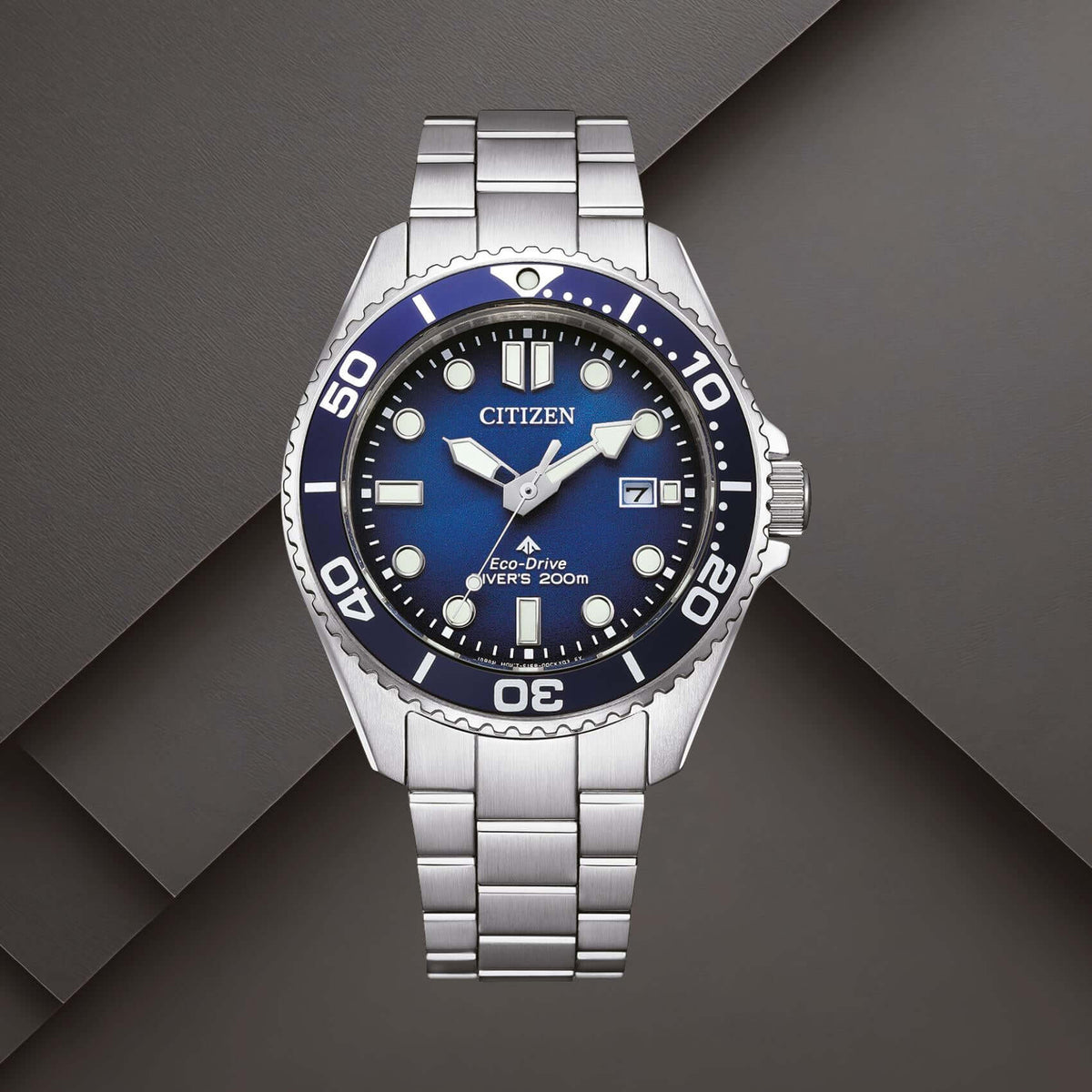 Καταδυτικό ρολόι Citizen Promaster Eco-Drive Divers BN0260-54L με μπλε καντράν 41mm, ασημί μπρασελέ και περιστρεφόμενη στεφάνη.