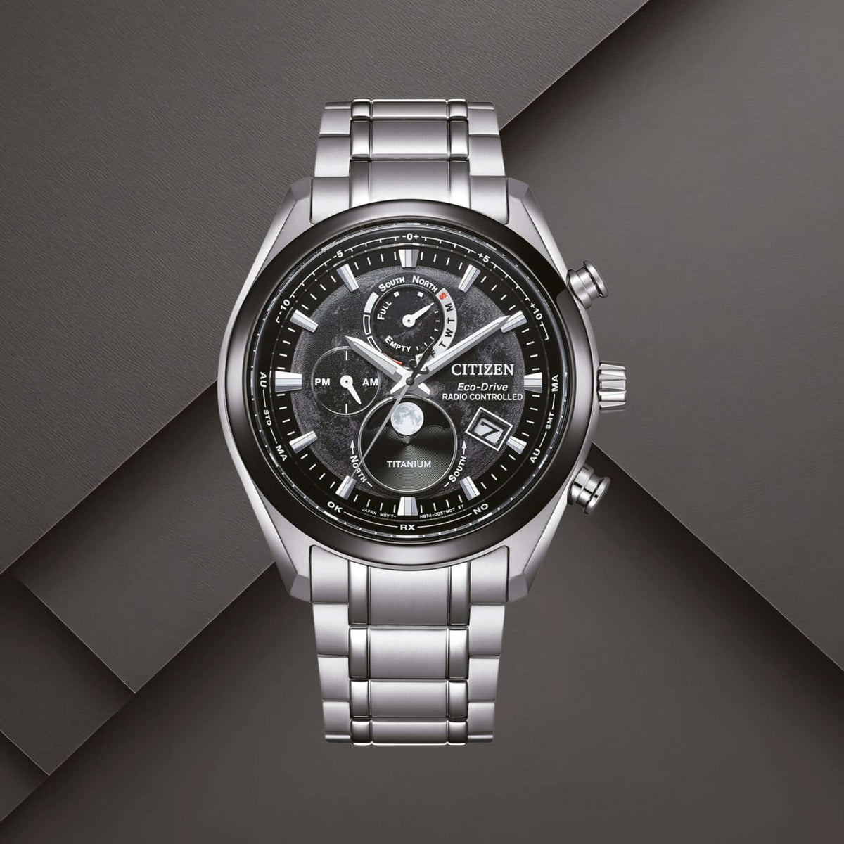 Citizen BY1018-80E ανδρικό ρολόι Eco-Drive Tsuki-yomi με ασημί μπρασελέ από τιτάνιο, μαύρο καντράν 43mm και ένδειξη φάσεων της σελήνης.
