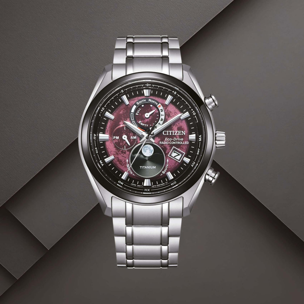 Citizen BY1018-80X ανδρικό ρολόι Eco-Drive Tsuki-yomi με ασημί μπρασελέ από τιτάνιο, κόκκινο καντράν 43mm και ένδειξη φάσεων της σελήνης.