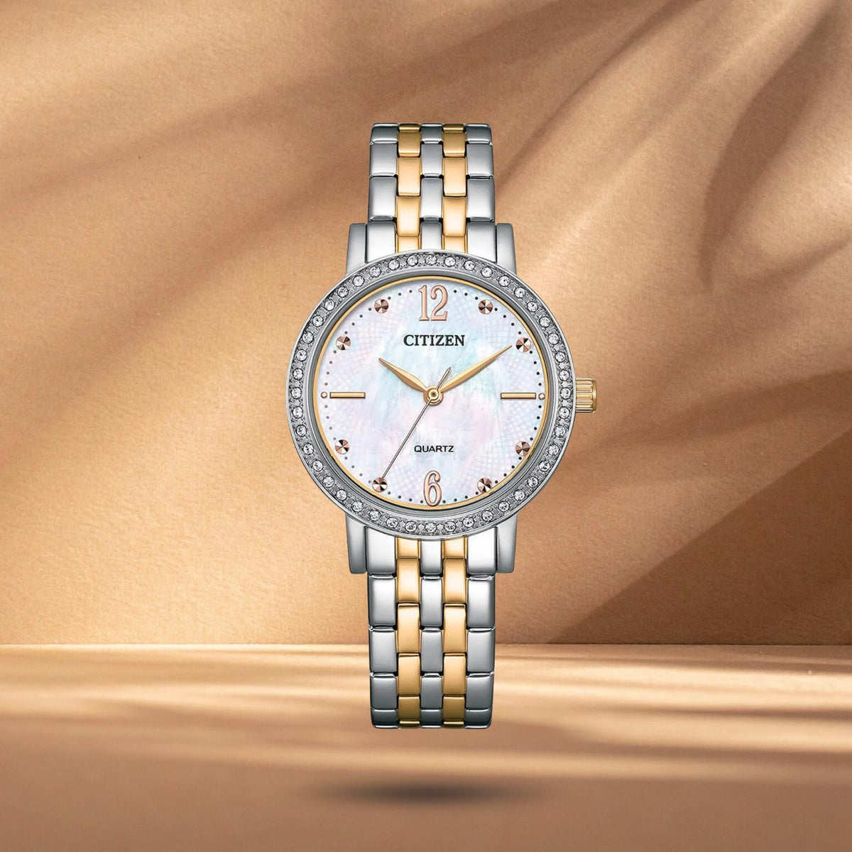 Γυναικείο ρολόι Citizen Elegance EL3106-59D με λευκό φίλντισι καντράν 31mm, στεφάνη με ζιργκόν, στεγανότητα 5ATM και ασημί-χρυσό μπρασελέ