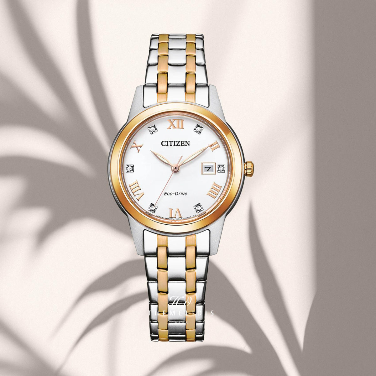 Γυναικείο ρολόι Citizen Elegance FE1246-85A με λευκό φίλντισι καντράν με ζιργκόν 29.5mm, στεγανότητα 3ATM και δίχρωμο ασημί-ροζ χρυσό μπρασελέ