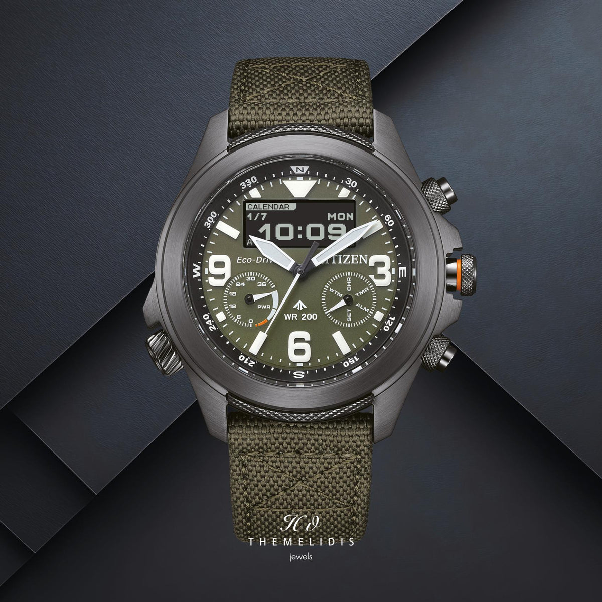 Ανδρικό ρολόι Citizen Promaster Land JV1005-02W με πράσινο καντράν 43.5mm, οθόνη MIP και πράσινο nylon λουράκι.