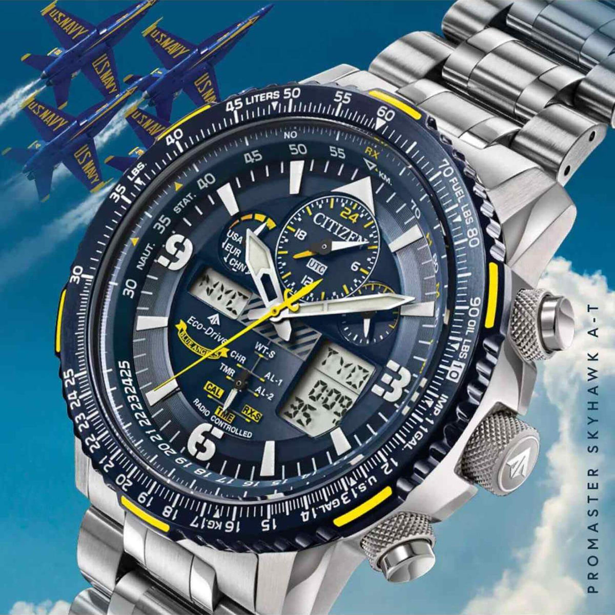 Καταδυτικό ρολόι Citizen Promaster Skyhawk JY8078-52L Blue Angel με ασημί ατσάλινο μπρασελέ και μπλε καντράν διαμέτρου 45mm με solar μηχανισμό EcoDrive B620 με αναλογική και ψηφιακή ένδειξη, αχάρακτο τζάμι από ζαφείρι και στεγανότητα 20ATM-200Μ.