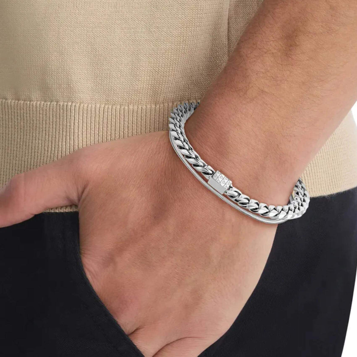 Διπλό ανδρικό βραχιόλι Calvin Klein 35100091 φορεμένο σε ασημί χρώμα από ατσάλι.