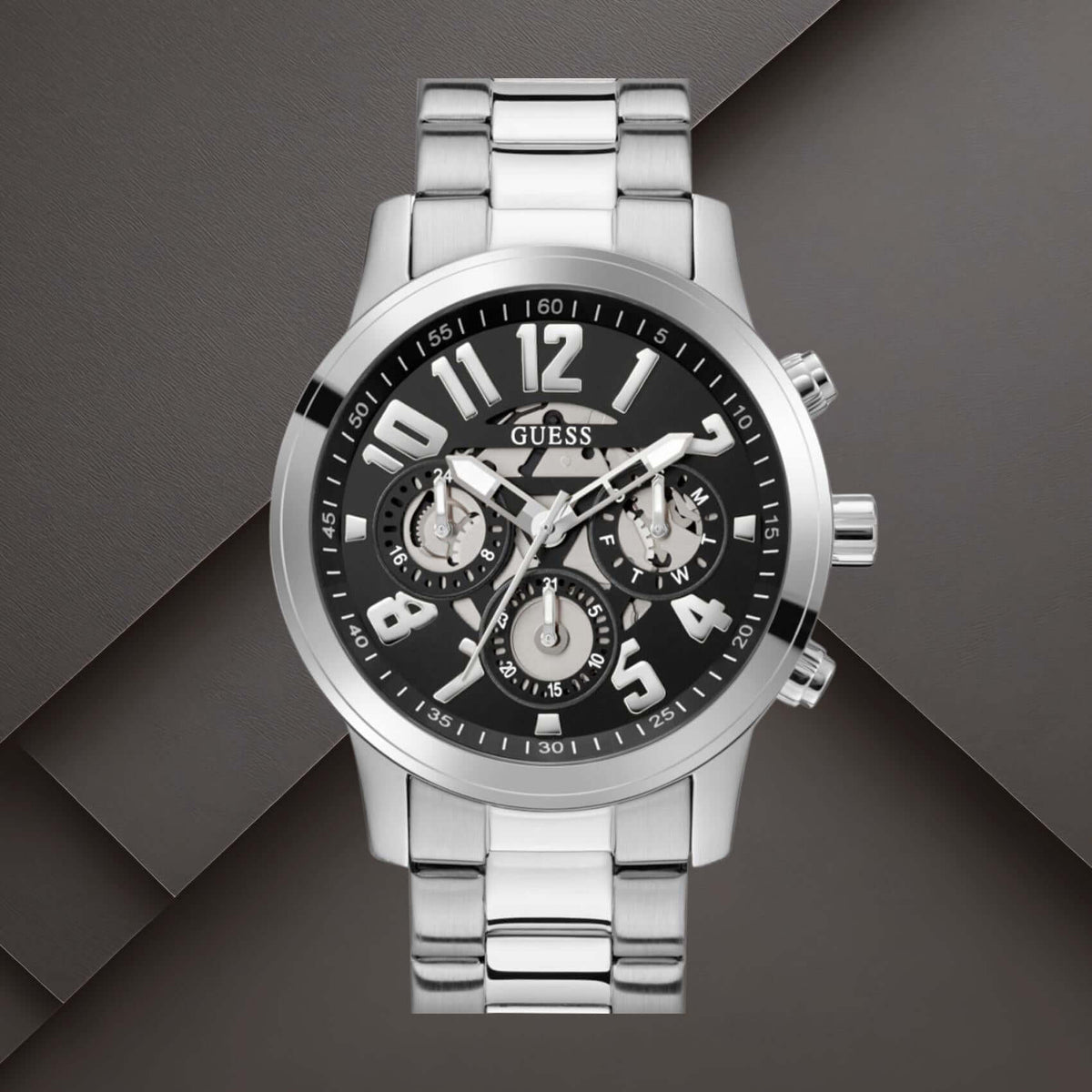 Guess GW0627G1 ανδρικό ρολόι με ασημί ατσάλινο μπρασελέ, μαύρο skeleton καντράν διαμέτρου 44mm και ασημί λεπτομέρειες.