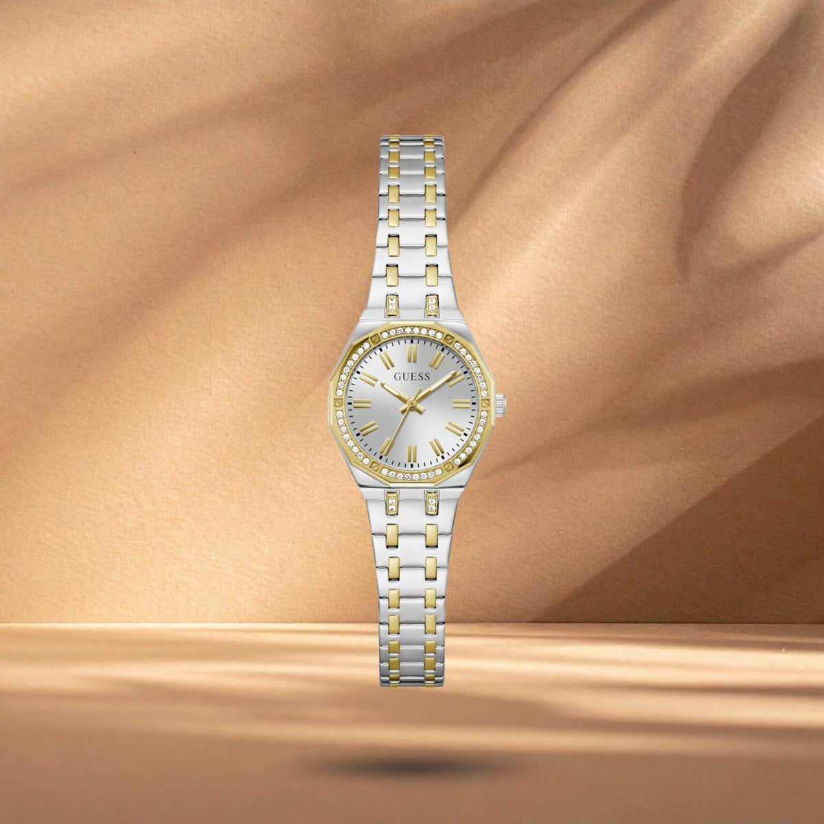Guess GW0931L3 γυναικείο ρολόι Pixie με δίχρωμο μπρασελέ σε ασημί και χρυσό χρώμα, ασημί καντράν 25mm και χρυσές λεπτομέρειες.