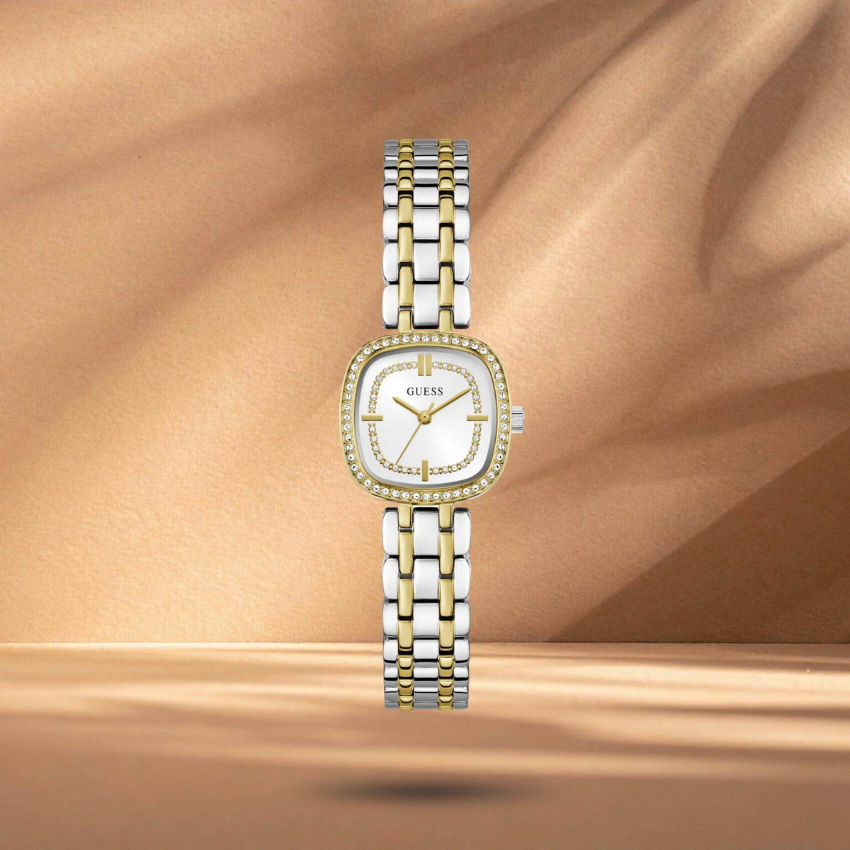 Guess GW1018L3 γυναικείο ρολόι Hazel με δίχρωμο μπρασελέ σε ασημί-χρυσό χρώμα, ασημί τετράγωνο καντράν 25mm και ζιργκόν.
