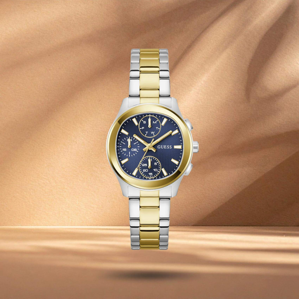 Guess GW1031L3 γυναικείο ρολόι με δίχρωμο ατσάλινο μπρασελέ σε ασημί και χρυσό χρώμα, μπλε καντράν διαμέτρου 36mm και χρυσές λεπτομέρειες.