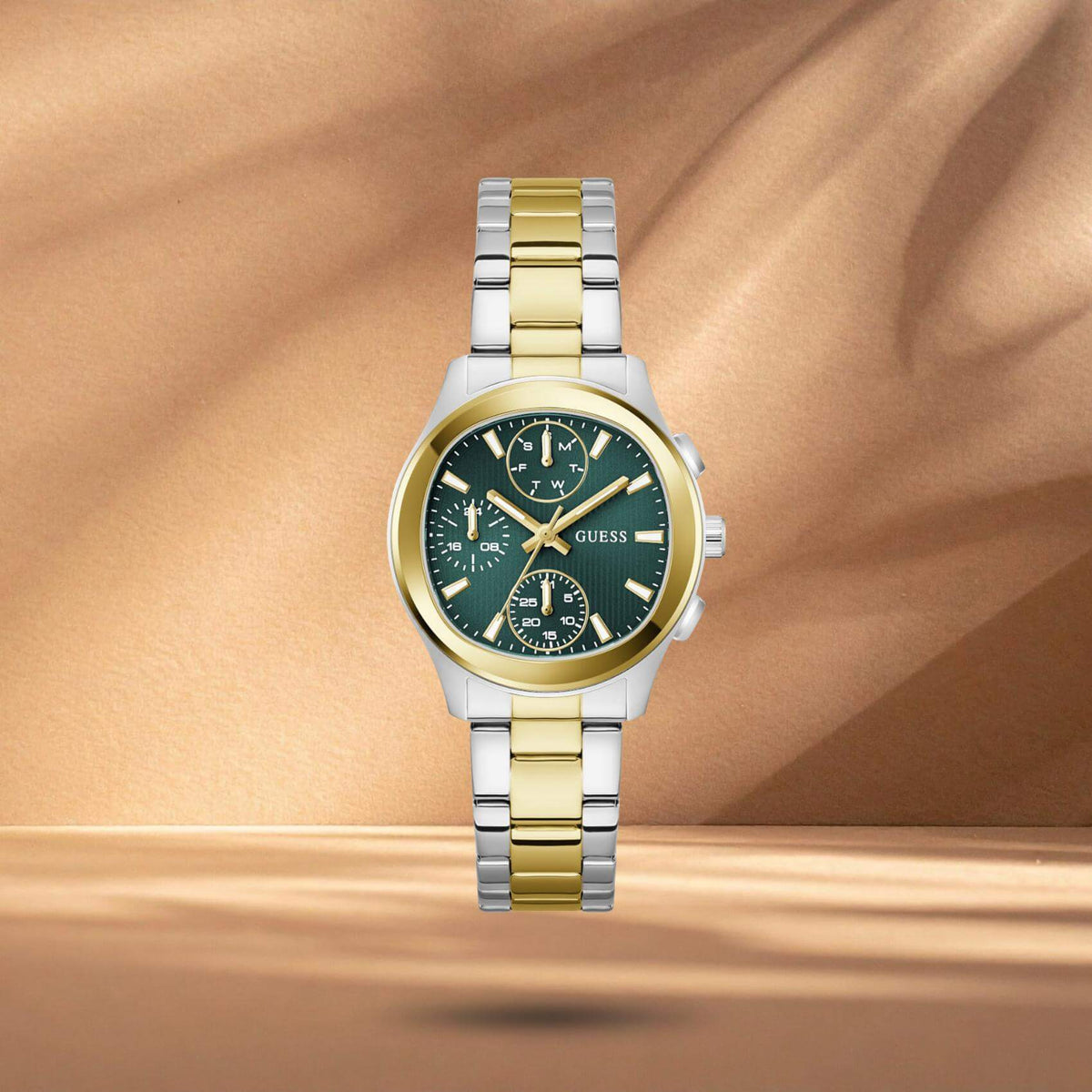 Guess GW1031L6 γυναικείο ρολόι με δίχρωμο ατσάλινο μπρασελέ σε ασημί και χρυσό χρώμα, πράσινο καντράν διαμέτρου 36mm και χρυσές λεπτομέρειες.