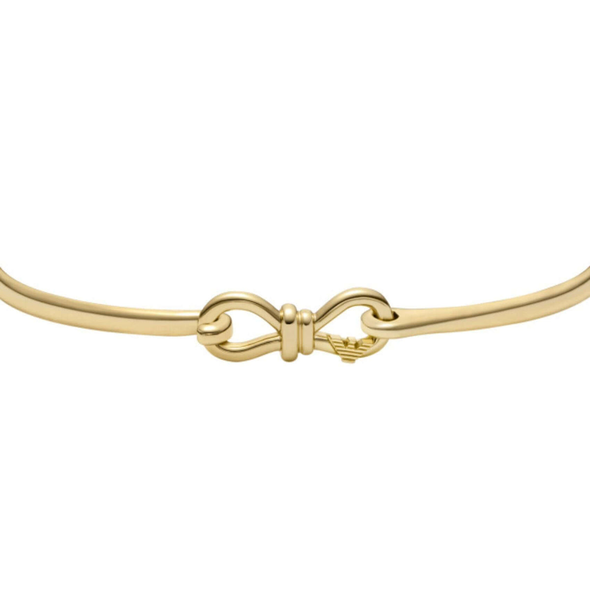 Λεπτομέρεια από τη γυναικεία χειροπέδα Emporio Armani Sentimental EGS3327710 με χρυσό φινίρισμα και διακριτικό κούμπωμα με γάντζο.