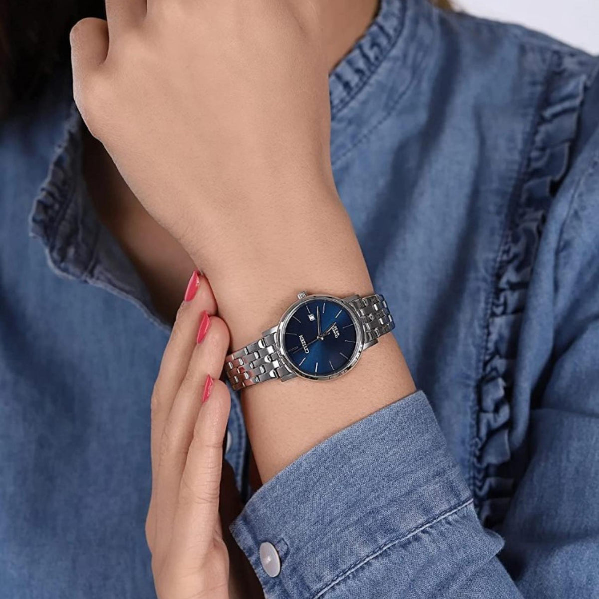 Γυναικείο ρολόι Citizen EU6090-54L με ασημί μπρασελέ και μπλε καντράν φορεμένο στον καρπό