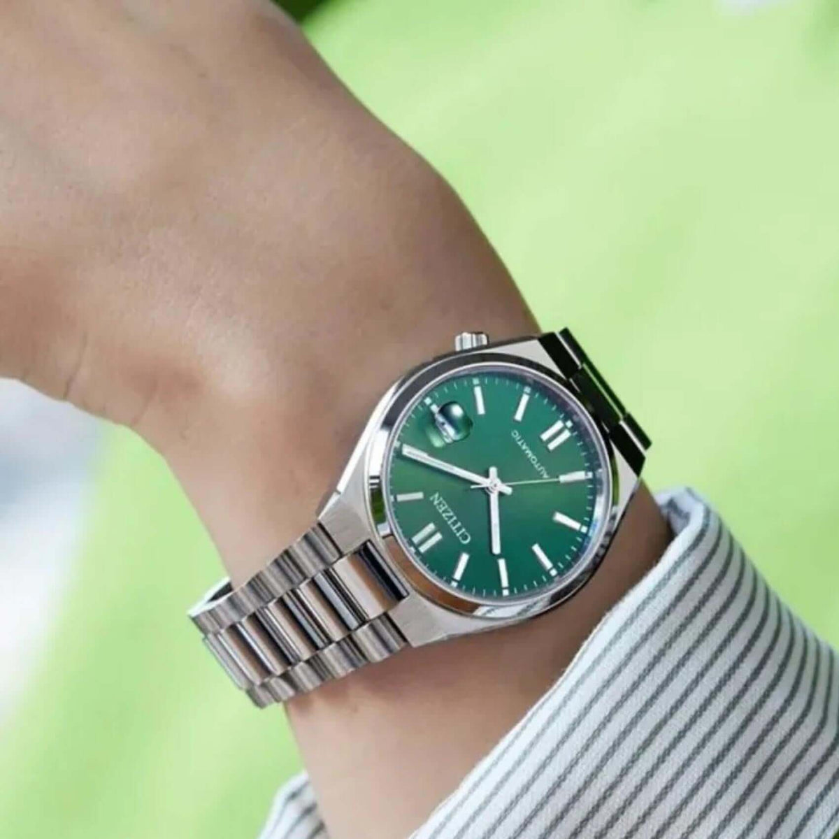 Γυναικείο ρολόι Citizen Tsuyosa NJ0200-50X φορεμένο στον καρπό με ασημί μπρασελέ από ανοξείδωτο ατσάλι.