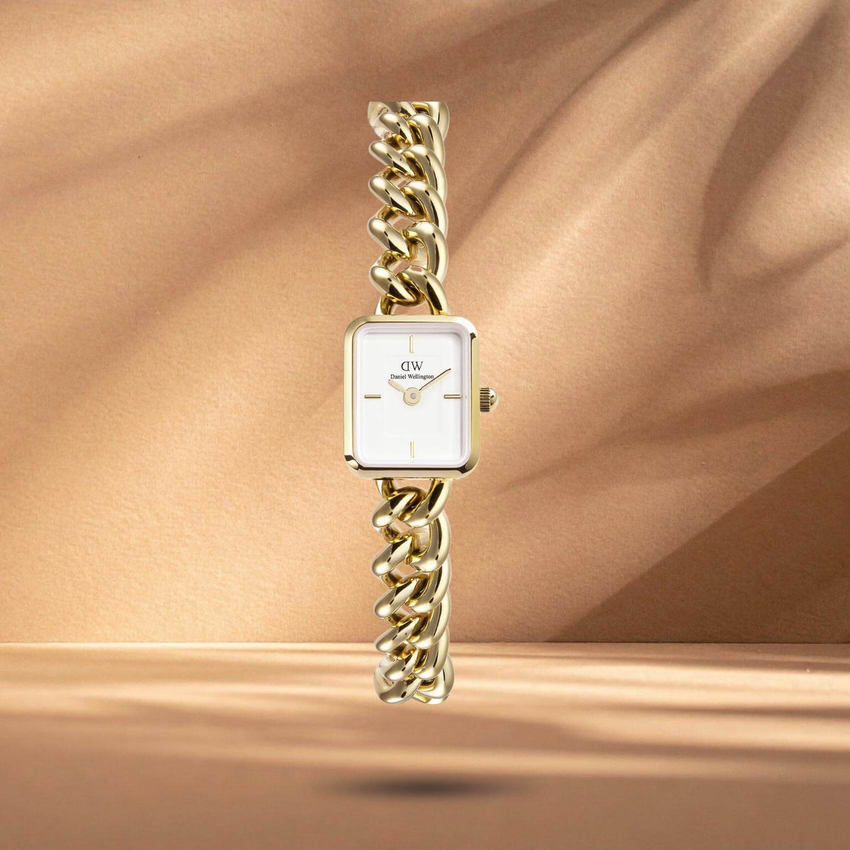 Γυναικείο ρολόι Daniel Wellington Jolie Chain Gold DW00100836 με χρυσό μπρασελέ από ανοξείδωτο ατσάλι τύπου αλυσίδας και λευκό τετράγωνο καντράν μεγέθους 15.4x18.2mm.