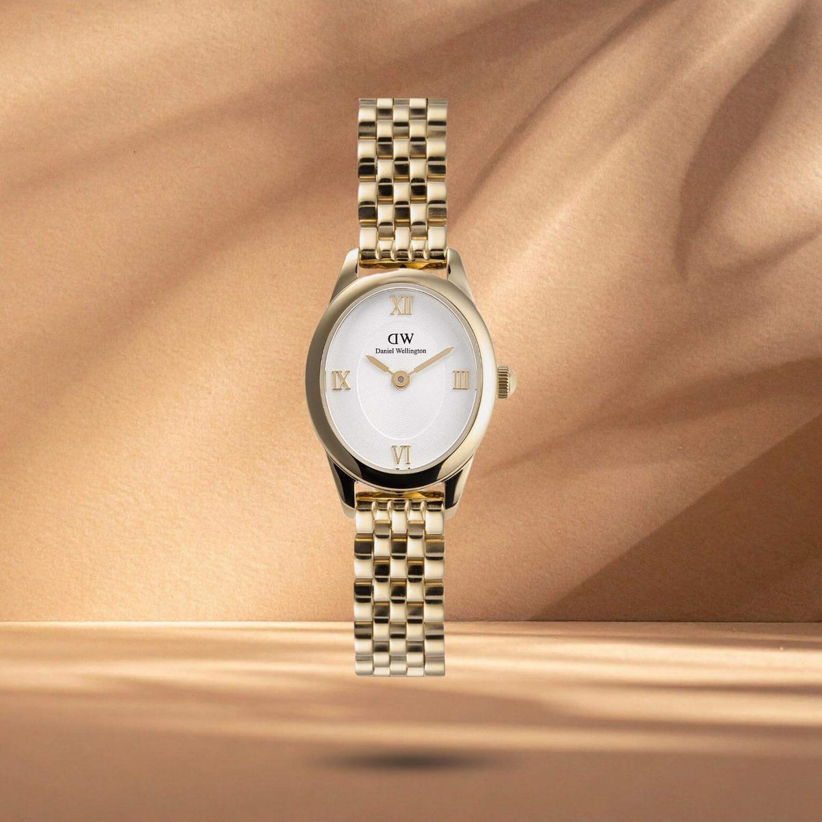 Γυναικείο ρολόι Daniel Wellington Ophelia Mini Gold DW00100803 με χρυσό μπρασελέ από ανοξείδωτο ατσάλι και λευκό οβάλ καντράν διαμέτρου 22.4x25.5mm.