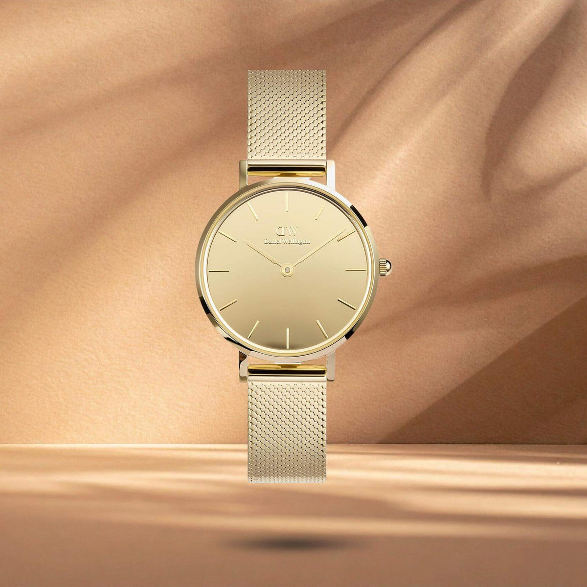 Γυναικείο ρολόι Daniel Wellington Petite Reflection Gold DW00100797 με χρυσό μπρασελέ από ανοξείδωτο ατσάλι και χρυσό καντράν διαμέτρου 28mm.