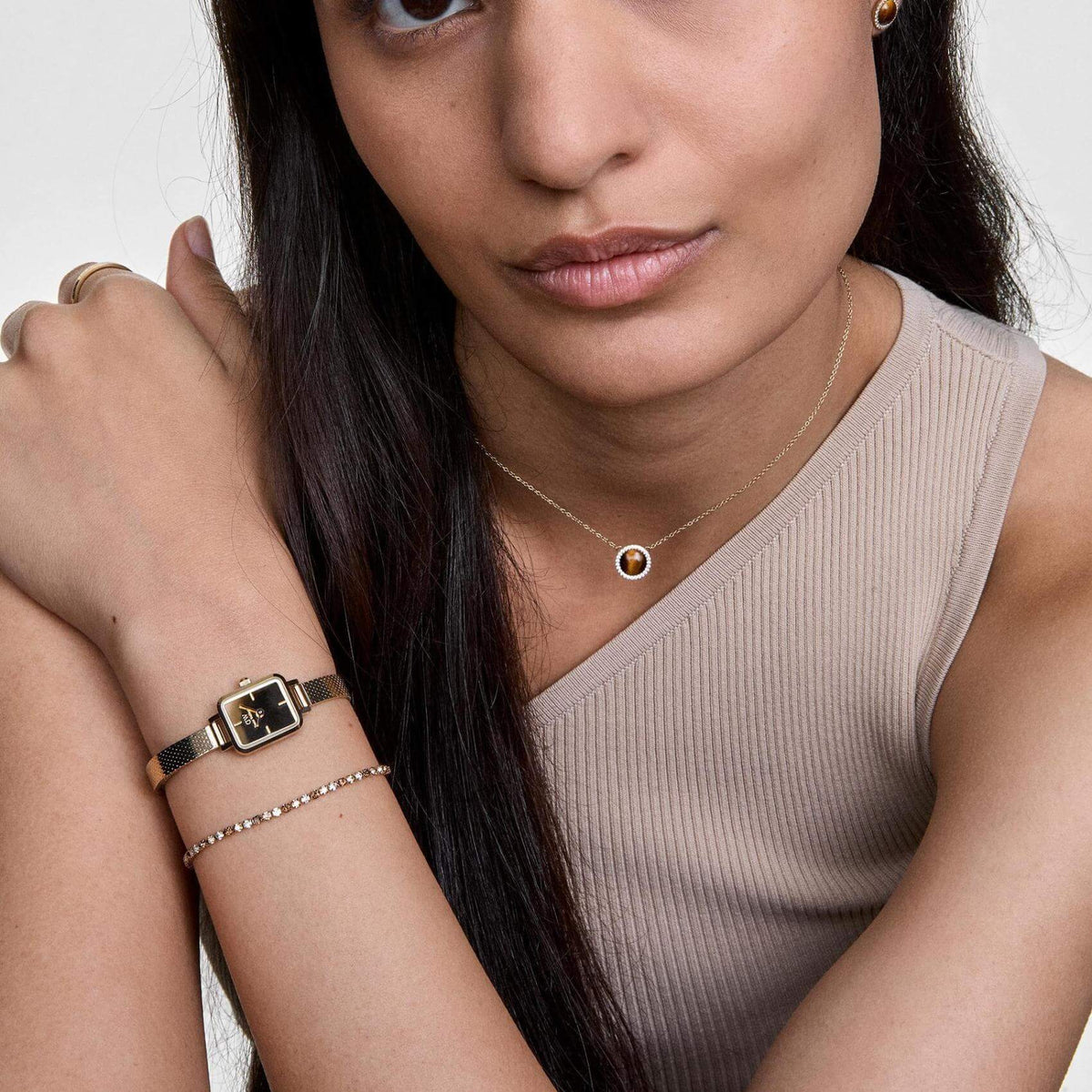Γυναικείο ρολόι Daniel Wellington Quadro Mini Reflection DW00100801 με χρυσό ατσάλινο μπρασελέ και χρυσό τετράγωνο καντράν διαμέτρου 15.4x18.2mm.