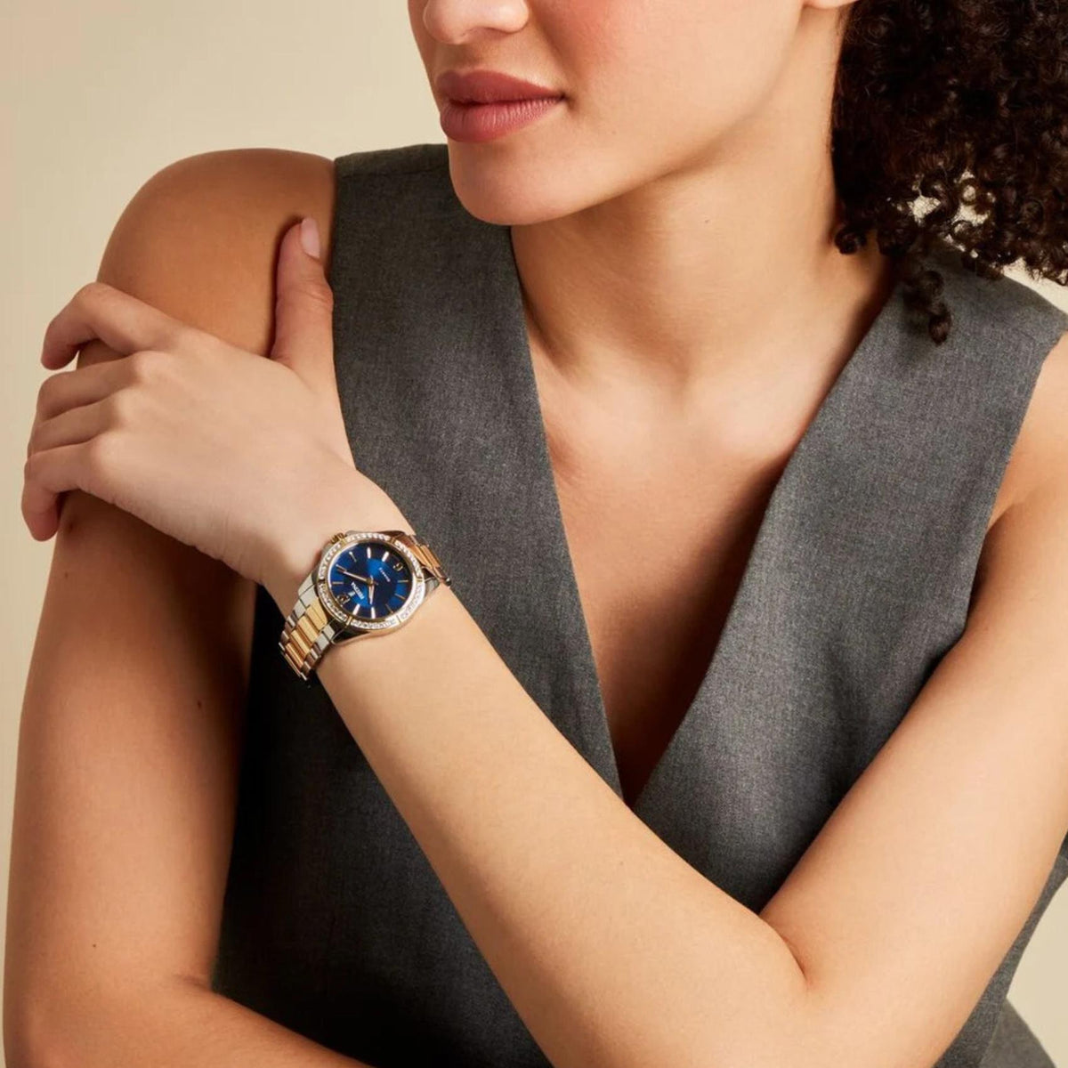 Γυναικείο ρολόι Festina Boyfriend F20594/2 με ασημί-χρυσό μπρασελέ και μπλε καντράν φορεμένο στον καρπό