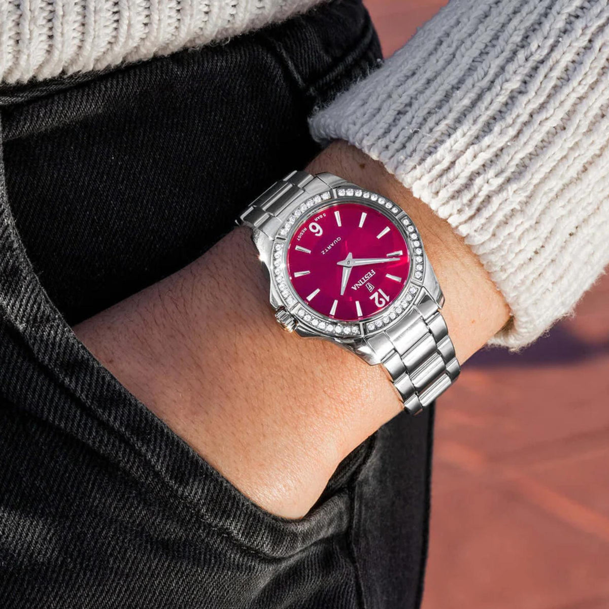 Γυναικείο ρολόι Festina Mademoiselle F20593/2 με ασημί μπρασελέ και κόκκινο καντράν φορεμένο στον καρπό