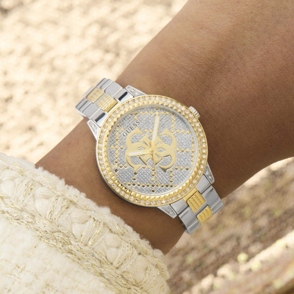 Γυναικείο ρολόι Guess G Lace GW0944L3 φορεμένο με δίχρωμο ατσάλινο μπρασελέ σε ασημί και χρυσό χρώμα, ασημί καντράν, χρυσές λεπτομέρειες και στεφάνη με ζιργκόν.